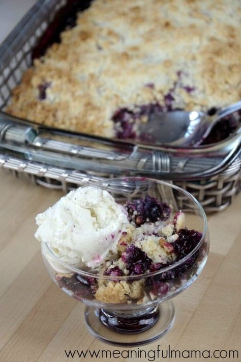 Easy 4 Ingredient Bisquick Berry Cobbler Recipe Berry Buckle, Berry Cobbler Recipe, Berry Crisp Recipe, Mixed Berry Cobbler, Berry Cobbler Recipes, Cobbler Recipes Easy, Dessert Parfait, Keylime Pie Recipe, Berry Cobbler