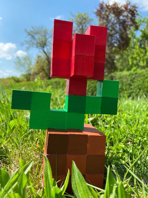 Red Minecraft tulip in real life made out of wood blocks glued together and painted with acrylic paint Minecraft Mushroom Wooden Blocks, Cute Wood Crafts, Minecraft Block Flowers Diy, Minecraft Flower Cubes, Wood Block Minecraft Flower, Wood Block Art Ideas, Gifts To Make Out Of Wood, Minecraft Tulip 3d, Diy Minecraft Blocks