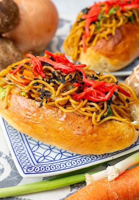 Persona 5: Yakisoba Pan - Pixelated Provisions Yakisoba Bun, Yakisoba Bread, Yakisoba Pan, Nerdy Food, Nerdy Recipes, Fiction Food, Fictional Food, Video Game Food, Manga Food