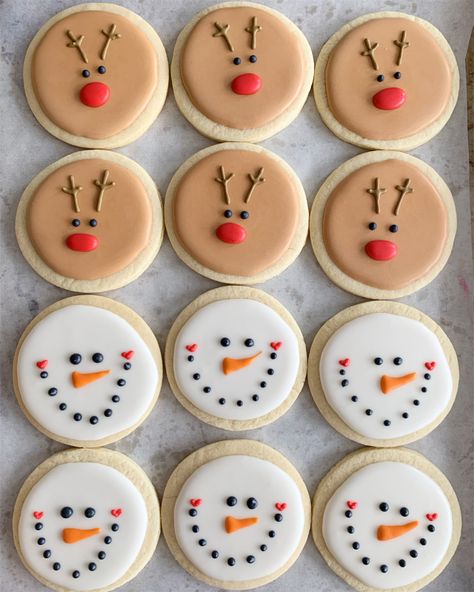 Round Snowman Cookies, Snowman Face Sugar Cookies, Snow Man Sugar Cookie, Cute Cookie Decorating Ideas Simple, Winter Cookies Decorated Easy, Cute Cookie Designs Easy, Cute Christmas Cookies Royal Icing, Easy Sugar Cookie Icing Designs, Snowman Christmas Cookies Decorated