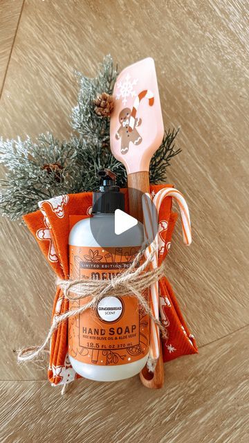 Ashley Alonzo on Instagram: "Happy Sunday!
Here’s a cute and easy little Christmas gift! 🎄 
Comment SHOP and I can send the links to your DM. 
.
.
#christmasgift #diygifts" Epsom Salt Gift Basket, Small Gift For Friends Christmas, Home Made Gift Baskets Ideas, Hand Soap Christmas Gift Ideas, Bath And Body Works Soap Gift Ideas, Small Christmas Basket Gift Ideas, Small Christmas Gift Basket Ideas, Wrapping Ideas For Small Gifts, Soap And Towel Gift Ideas