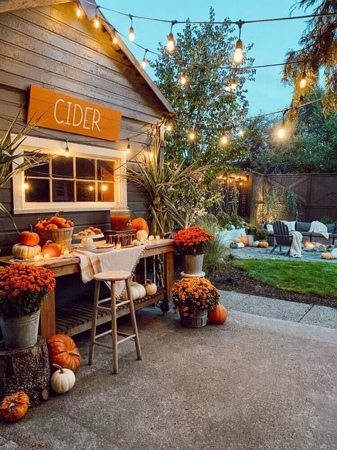 Fall Backyard Aesthetic, Fall Outdoor Setup, Autumn Decor Outside, Cozy Fall Backyard, Fall Landscape Backyard, Halloween Backyard Decorations, Fall Deck Decorating Ideas Cozy, Fall House Decor Outdoor, Fall Events Ideas