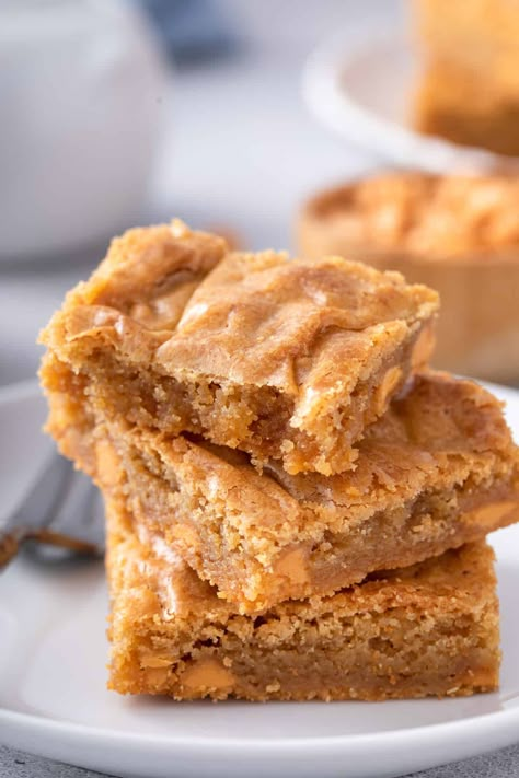 Chewy brown butter blondies pair the nutty flavor of brown butter with brown sugar and butterscotch chips for a simple blondie recipe that you’ll want to make over and over again. Brown Butter Blondies, Blondies Recipe Easy, Butterscotch Blondies, Blondie Recipe, Blondies Brownies, Caramel Icing, Blondies Bars, Blondies Recipe, Butterscotch Chips