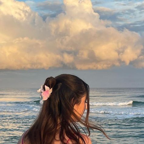 Instagram Inspo Profile, Pink Dress Beach, Kerala Pics, Sea Poses, Sea Photo Ideas, Disney Channel Characters, Beach Brunette, Beach Pics Ideas, Beach Flower Girls