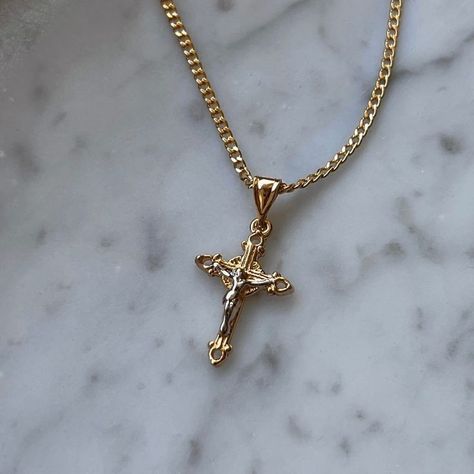 Jesus On Cross, Jesus Necklace, Beautiful Gold Necklaces, Sweet Jewelry, Jewelry Lookbook, Christian Jewelry, Fancy Jewelry, Cross Jewelry, Girly Jewelry