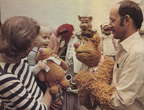 Frank Oz with Fozzie Bear - entertaining kid backstage Vintage Muppets, Frank Oz, Custom Puppets, Fozzie Bear, Magic Store, Sesame Street Muppets, Fraggle Rock, Movie Scripts, The Muppet Show