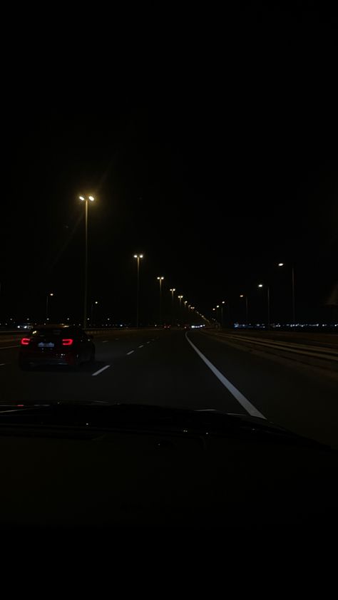 Sky Aesthetic Night, Highway At Night, Night Drive, رعب نفسي, Late Night Drives, Night Scenery, Car Driving, Iphone Aesthetic, Driving Pictures