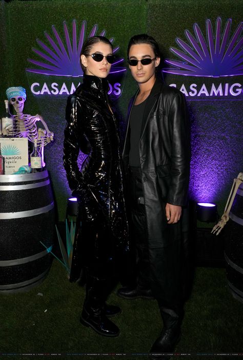 Couples Halloween Costumes 2022, Cool Couple Halloween Costumes, Universal Studios Halloween, Popular Halloween Costumes, Halloween Costumes 2022, Best Photo Poses For Couples, Best Celebrity Halloween Costumes, Couples Kiss, Couples Halloween Costumes