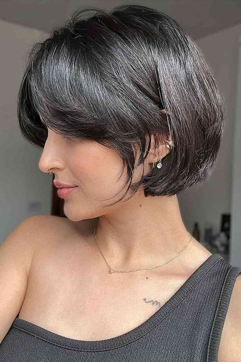 Short Jaw-Length Bob Cut for Very Dark Hair and for ladies with oval faces Twisted Hair, Really Short Hair, Hair Inspiration Short, Shot Hair Styles, Haircuts For Fine Hair, Short Hair Haircuts, Short Hair With Layers, Short Bob Hairstyles, Cortes De Cabello