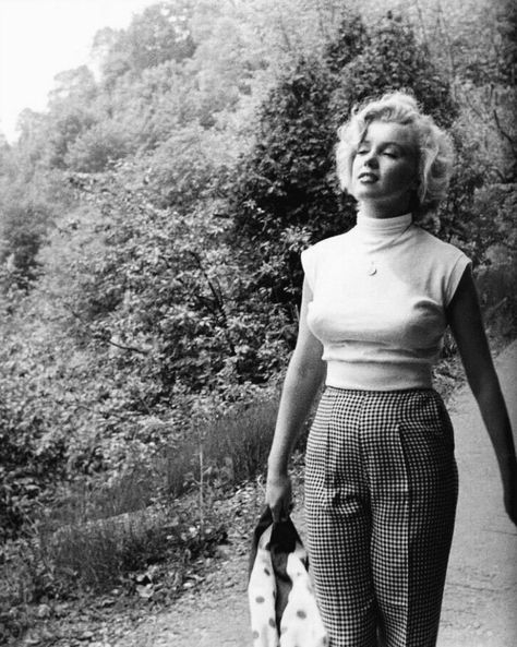 Marylin Monroe Casual, Casual Marilyn Monroe, Marylin Monroe Casual Outfits, 1960s Womens Fashion Classy, Marilyn Monroe Style Casual, Old Hollywood Fashion Casual, Hollywood 50s Fashion, Marylin Monroe Iconic Photos, Marilyn Monroe Street Style