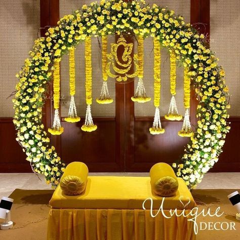 Round Ring Stand Decoration Creative Ganpati Decoration, Mehndi Decoration Ideas, Gauri Decoration, Flower Decoration For Ganpati, Bappa Decoration, Haldi Decoration Ideas, Ganpati Decoration Theme, Ganesh Decoration, Mandir Decoration