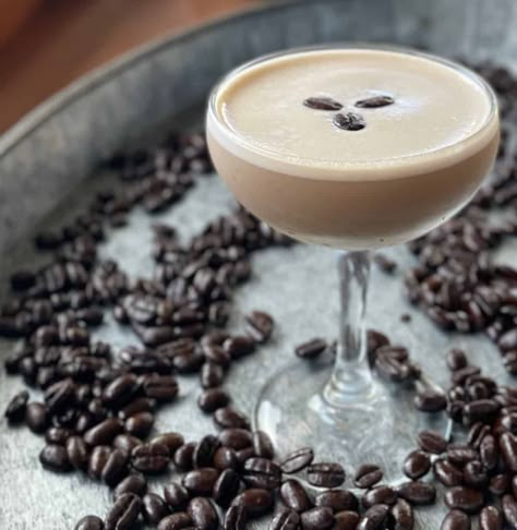 creamy cocktail with foam and three espresso beans on a tray covered in espresso beans. Espresso Martini With Baileys, Creamy Espresso Martini, Martini With Baileys, Cocktails For Thanksgiving, Purple Velvet Cake, Brandy Manhattan, Cocktail Prosecco, Espresso Martini Ingredients, Modern Cocktails