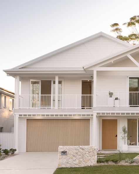 Step inside this beautiful Modern Coastal home from Oak and Orange and Better Built Homes – it’s all warmth, elegance, and just the right amount of “wow”! 😍 With a neutral color palette reflecting the area’s natural beauty, the relaxed coastal style is enhanced by Hardie™ Oblique™ Cladding. California Coastal Exterior Design, Beach Style House Exterior, Beach House Front Exterior, Exterior Coastal House Colors, Modern Coastal Facade, Hamptons Style Homes Exterior, Contemporary Beach House Exterior, Beach Home Exteriors, Modern Coastal Home Exterior