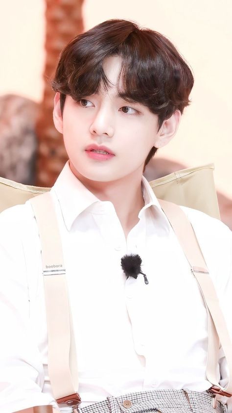 Taehyung Smile, Mother India, Best Friend Pictures Tumblr, Bts V Photos, Breast Workout, Iconic Wallpaper, Choi Daniel, V Cute