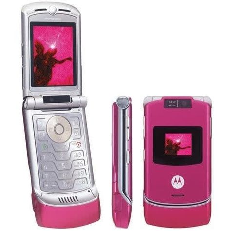 If You’re A Millennial, You Definitely Had At Least One Of These Cell Phones Razr Flip Phone, 2000s Phone, Motorola Phone, Phones For Sale, Catty Noir, Retro Gadgets, Motorola Razr, Retro Phone, Flip Phone