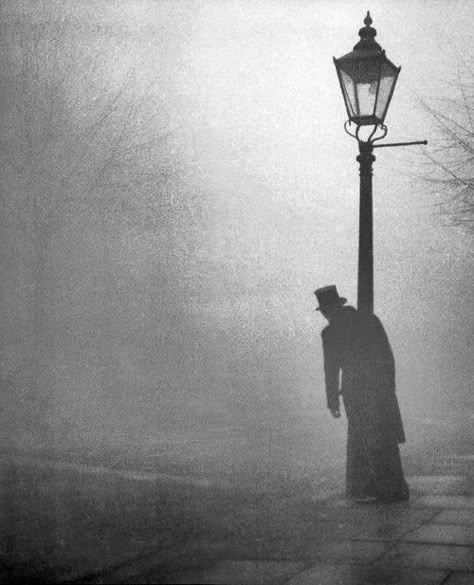 Lamppost in the fog.  Is it a ghost?  A vampire?  A zombie?  Better get outta here... Bill Brandt, Jekyll And Hyde, Victorian London, Jack The Ripper, Fallen London, Man Ray, Ansel Adams, Old London, Foto Art