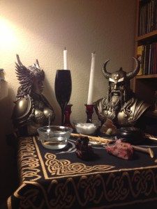 Nordic Wiccan Altar~ hail odin and give thanks for i see no ice giants these days~ Zen Area Ideas, Pagan Wedding Decor, Norse Pagan Altar, Pagan Altar Ideas, Pagan Alter, Celtic Ancestry, Witches Woods, Altar Witchcraft, Norse Paganism