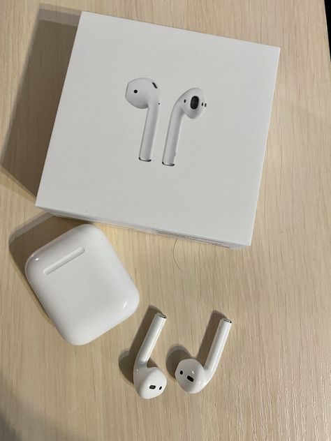 Airpods 2 Aesthetic, Fone Apple, Earbuds Aesthetic, Airpods Aesthetic, Girly Christmas Gifts, Air Pod, Xmas Wishes, Apple Laptop, Air Pods