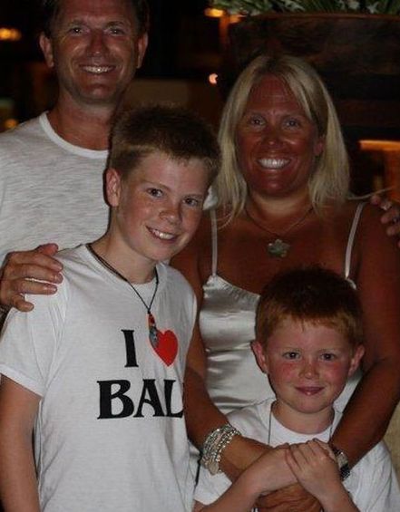 25 Tans From Hell - Gallery | eBaum's World Funny Family Pictures, Awkward Family Pictures, Tan Fail, Bad Family Photos, Funny Family Photos, Awkward Photos, Awkward Family Photos, Bad Photos, Funny Family