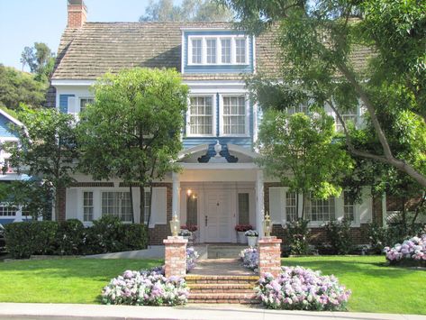 4354 Wisteria Lane | Wiksteria Lane | FANDOM powered by Wikia Andrew Van De Kamp, Desperate Housewives House, Wisteria Trellis, Wisteria Wedding, Wisteria Plant, Wisteria Lane, Bree Van De Kamp, Garage Guest House, Wisteria Tree