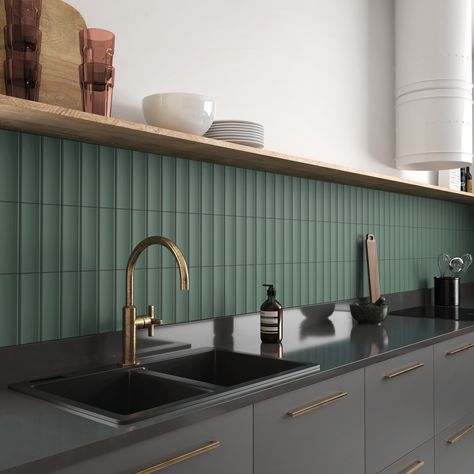 Green Kitchen Tiles, Green Tile Backsplash, Dark Green Kitchen, Kitchen Splashback Tiles, Green Backsplash, Kitchen Green, Office Designs, Interiors Inspiration, Dark Kitchen