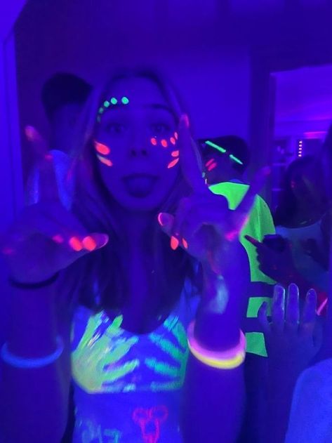 Party Tips And Tricks, 14th Birthday Party Ideas, Glow In Dark Party, Neon Birthday Party, Sweet Sixteen Birthday Party Ideas, Glow Birthday Party, Fest Temaer, Neon Birthday, Glow Birthday