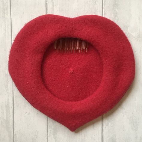 Tutorial: How to Make a Heart-Shaped Beret — Tuppence Ha'penny Vintage Felt Beret Diy, Styling A Beret, How To Make A Beret, Beret Sewing Pattern, Beret Diy, Beret Hat Pattern, Diy Goth Clothes, Berets Pattern, Hat Sewing Pattern