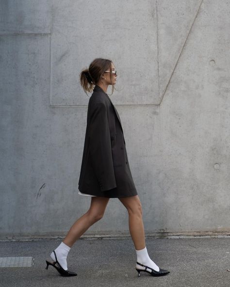 ROSALIE ALEXANDRA (@rosalieburns) • Instagram photos and videos Socks And Heels Street Style, Heels With Socks Outfit, Oversized Blazer Street Style, Capsule Wardrobe Minimal, Pose Tips, Heels And Socks, Fashion Process, Outfit Minimal, Ideas Pose