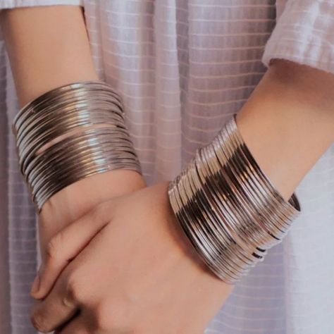 Ideal for ladies and girls, this fashionable set of 24 silver steel bangels comes in two sizes. Only/=285 Desi Shopping, Fantasy Jewelry Magic, Fancy Bangles, David Dubnitskiy, Bracelets Sets, Colorful Bangles, Unique Bangle, Accessories Indian, Glass Bangles