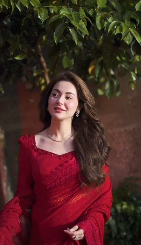 Hania Amir In Red Saree, Hania Amir Red Saree, Hania Amir In Saree, Pakistani Actress In Saree, Hania Amir Saree, Hania Amir Dresses Suit, Hania Amir Outfits, Saree Wedding Bridesmaid, Lengha Designs