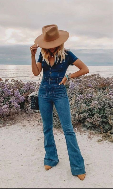 Boho rodeo, flare bootcut strech denim #denim #fashion #bachelorette #bride #weekendoutfit #newjeans #fallfashion Mode Country, Flared Jumpsuit, Mode Shoes, Boho Mode, Look Jean, Looks Country, Nashville Outfits, Western Style Outfits, Flare Jumpsuit