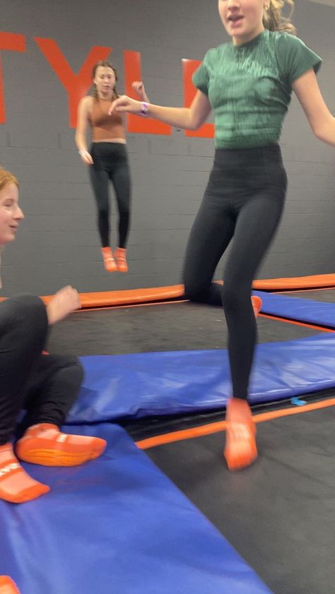 3 teens jumping at trampoline park/sky zone blue and orange Sky Zone Outfit, Jump Park Outfit, Outfits For Trampoline Park, Trampoline Park Outfit Ideas, Trampoline Park Aesthetic, Trampoline Park Outfit, Skyzone Outfit, Trampoline Tricks, Random Activities