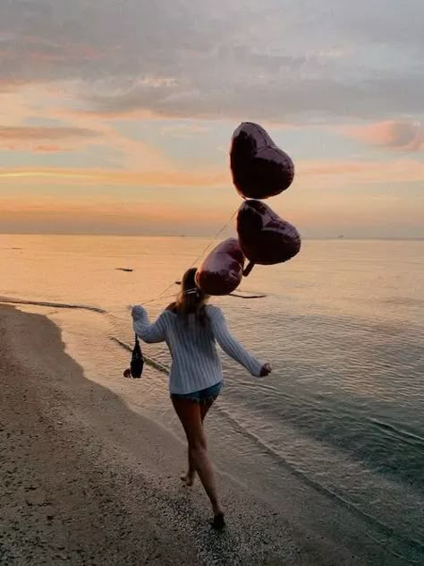 Aesthetic Beach Birthday, Beach Birthday Photoshoot, Ideas For Your Birthday, Birthday At The Beach, Pictures At The Beach, 30 Aesthetic, Poses Tips, Beach Instagram Pictures, Birthday Photoshoot Ideas