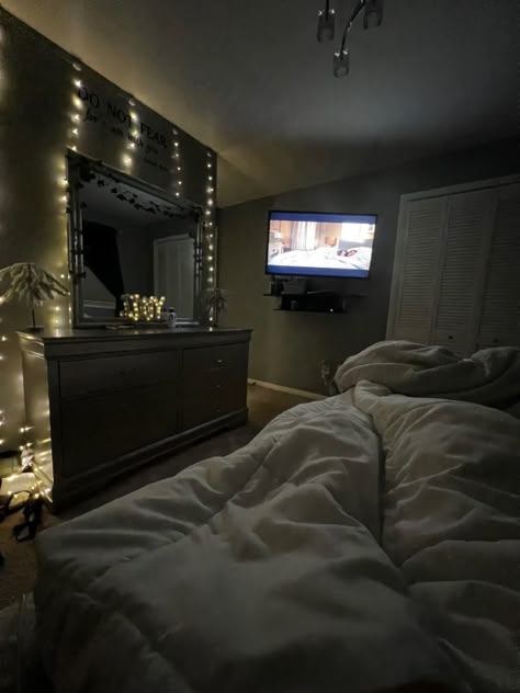 Room Inspo Vibe, Cozy Room Ideas Aesthetic Baddie, Bf And Gf Bedroom Ideas, Comfortable Room Aesthetic, Medium Sized Room Ideas, Room With Vanity Ideas, Medium Sized Bedroom Ideas, Bedroom Ideas Medium Size Room, Chavvy Bedroom