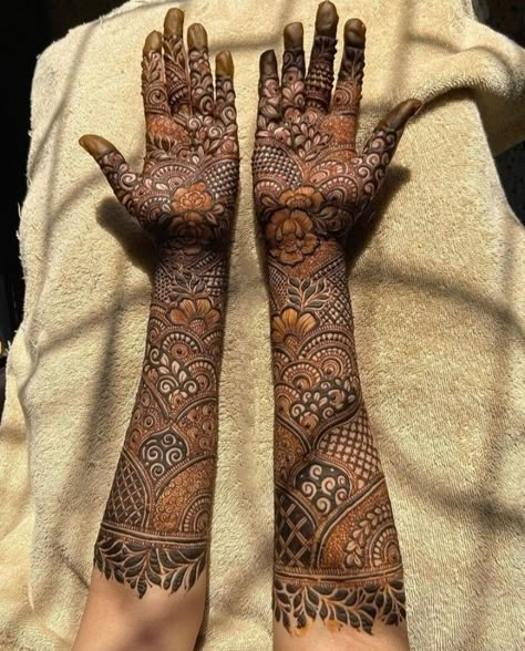 Latest Mehndi Designs Wedding, Front Hand Mehndi Design, Traditional Mehndi, Front Hand Mehndi, Intense Quotes, Mehndi Designs Simple, Full Mehndi, Bridal Mehndi Design, Designs Mehndi