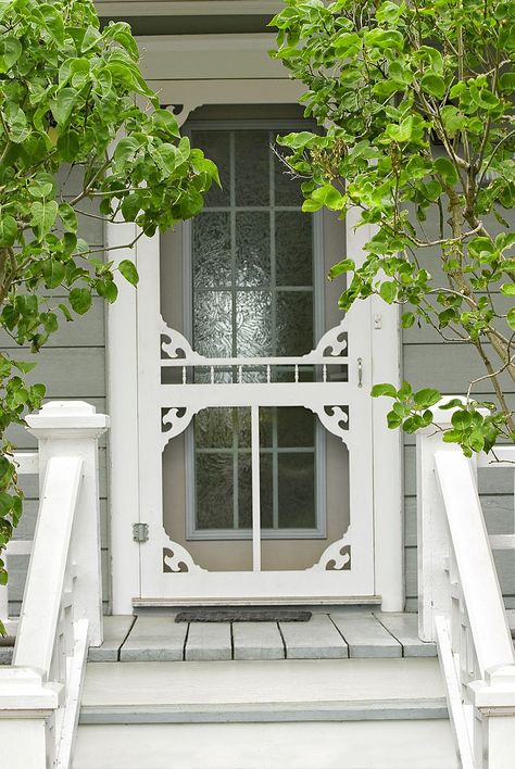 13 Thrifty Ways to Give Your House Vintage Charm - This Old House Exterior Screen Doors, Vintage Screen Doors, Old Screen Doors, Wooden Screen Door, Wooden Screen, Looks Country, Screen Doors, White Cottage, Old Doors