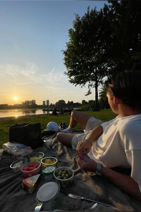 Sunset Date Cute Dates For Couples Ideas, Aesthetic Picknick, Picknick Food, Couples Vision Board, Sunset Date, Cute Dates, Country Couple Pictures, Dream Dates, Couple Inspo