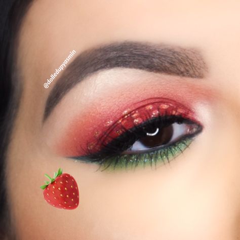 #strawberry #strawberryeyemakeup #fruit #fruitcollab #fruitmakeupidea Strawberry Eyeshadow Look, Strawberry Makeup Halloween, Strawberry Shortcake Eye Makeup, Strawberry Shortcake Makeup Halloween, Strawberry Shortcake Makeup Ideas, Cute Strawberry Makeup Look, Strawberry Costume Makeup, Strawberry Themed Makeup, Strawberry Fairy Costume