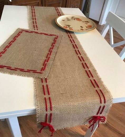 Free Crochet Christmas Ornaments, Burlap Placemats, Coastal Plants, Rustic Placemats, Placemats Christmas, Table Runner Christmas, Mary Art, Rustic Table Runners, Christmas Table Decor