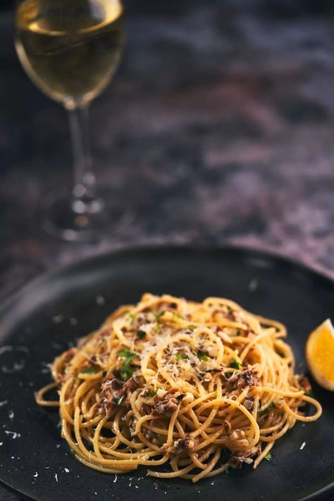 So delicious! Traditional Italian Pasta Recipes, Anchovies Recipes, Italian Fish Recipes, Italian Pasta Bake, Anchovy Pasta, Anchovy Recipes, Bread For Dipping, Squid Rings, Traditional Italian Recipes