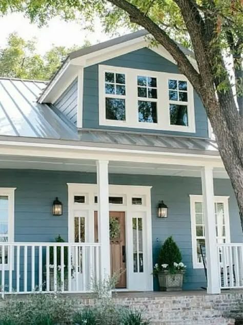 Blue Siding, Farmhouse Exterior Design, House Paint Color Combination, Painted House, Cottage Exterior, Casas Coloniales, Exterior Paint Colors For House, Modern Farmhouse Exterior, Casa Exterior