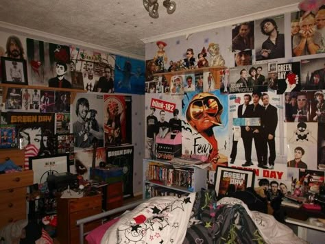 Teenage Bedroom Decorations, Bedroom 90s, 90s Room, 90s Bedroom, Closet In Bedroom Ideas, Open Closet In Bedroom, Posters On Wall, Closet In Bedroom, Grunge Bedroom