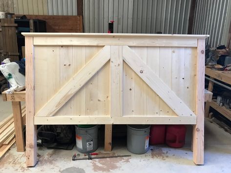 Diy Headboard Ideas Easy Farmhouse, Barndoor Headboard Ideas, Farmhouse King Size Headboard, Farmhouse Bed Headboard Ideas, Kingsize Headboard Diy, Farmhouse Headboards For Beds, Diy Modern Farmhouse Headboard, Rustic King Headboard, Diy Rustic Headboard King