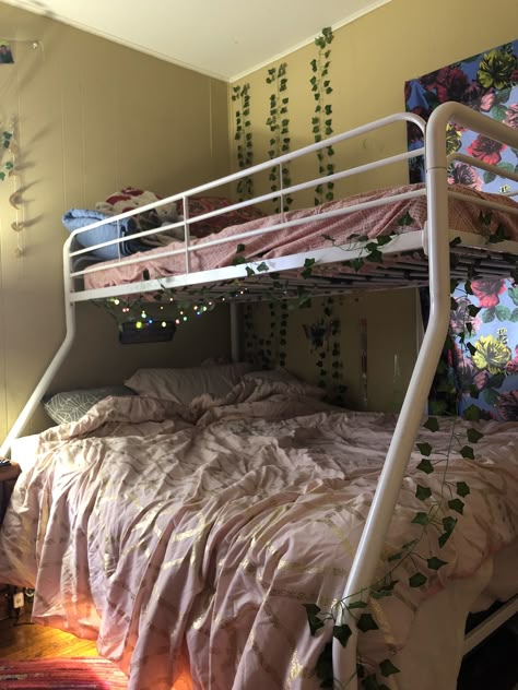 Pretty Bunk Beds, Cute Bunk Beds For Teens, Shared Bedrooms Aesthetic, Shared Room Inspo Aesthetic, Bunk Beds Room Aesthetic, Small Room Ideas Bunk Beds, Bottom Bunk Bed Decorating Ideas Lights, Aesthetic Rooms With Bunk Beds, Bunk Bed Rooms Ideas Aesthetic