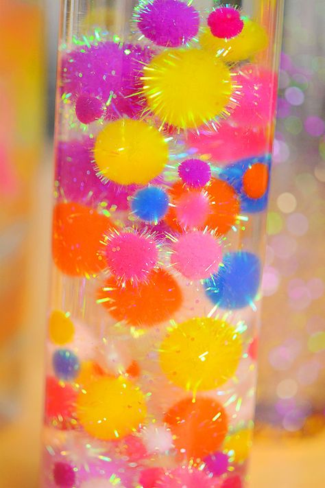 Pompom Sensory Bottle, Preschool Sensory Bottles Diy, Relax Bottles Calm Down, Sensory Shaker Bottles, Make Your Own Sensory Bottles, Sensory Bottle Ideas For Preschoolers, Cool Sensory Bottles, Sensory Calming Bottles, Calm Down Sensory Bottles