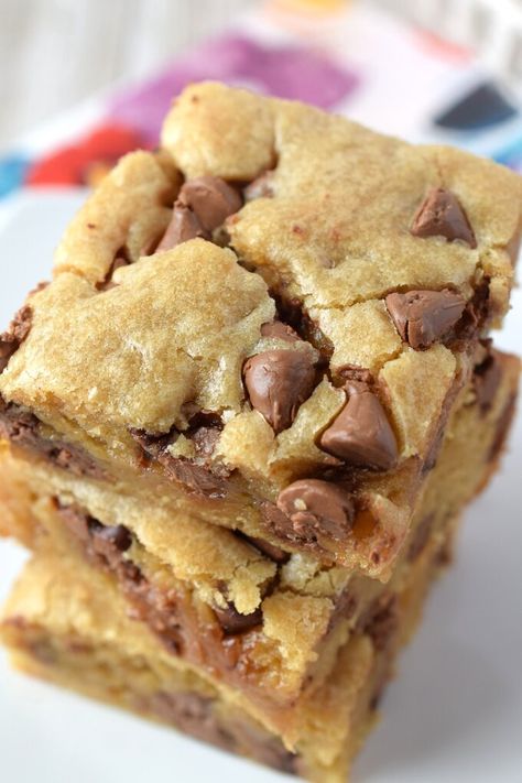 Chocolate Chip Blondies Recipe Chocolate Chip Cookie Blondie Bars, Chocolate Chip Chewies, Chocolate Chip Blondies Recipe Classic, Chewy Blondie Brownies, Blond Brownies With Chocolate Chips, Fudgy Blondies Recipe, Choc Chip Blondies, Choc Chip Blondies Recipe, Blondies With Chocolate Chips