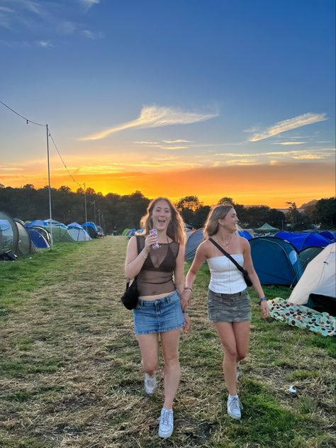 #london #boomtown #festival #besties #best #friends #camping #instagram #fashion #inspiration Isle Of Wight Festival Outfit, Glastonbury 2024 Outfits, Festival Outfit Boomtown, Reading Festival Outfit Ideas, Latitude Festival Outfits, Uk Festival Outfit 2024, Boston Calling Music Festival Outfit, Gov Ball Outfits Music Festivals, Boston Calling Outfit