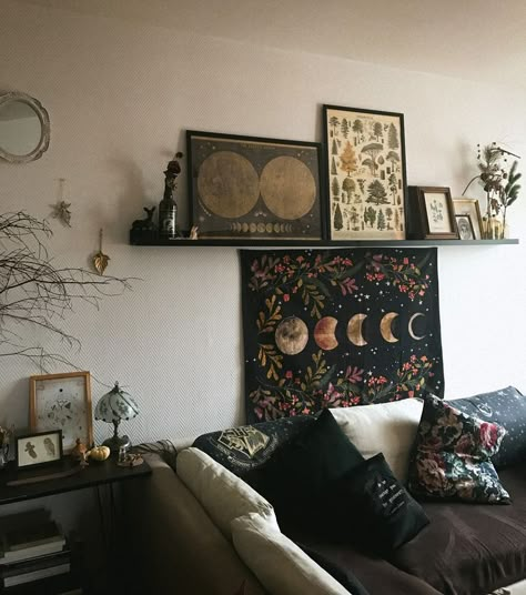 Home Decor Ideas Witchy, Boho Witch Home Decor, Dark Decor White Walls, Cozy Witchy Home Decor, Dark Boho Apartment Decor, Witch Aesthetic Room Ideas, Witchy Apartment Living Room, Gothic Cottagecore Home Decor, Dark Apartment Aesthetic Bedroom