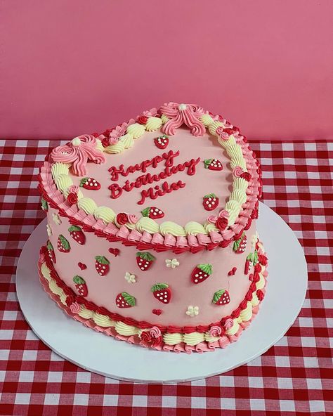 Strawberry Shortcake Theme Cake, Strawberry Shortcake Birthday Cake, Berry Party, Tårta Design, Penguin Cookies, Strawberry Birthday Cake, 17 Birthday Cake, Pink Birthday Cake, Shortcake Cake