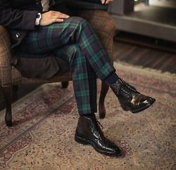 Tartan Trousers, Style Anglais, Herren Style, A Man In A Suit, Tartan Men, Black Watch Tartan, Man In A Suit, Scottish Fashion, Mens Fashion Classic